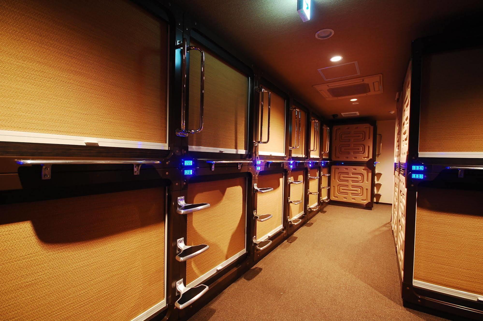Anshin Oyado Shinbashi Ekimaeten Kapselhotel *
